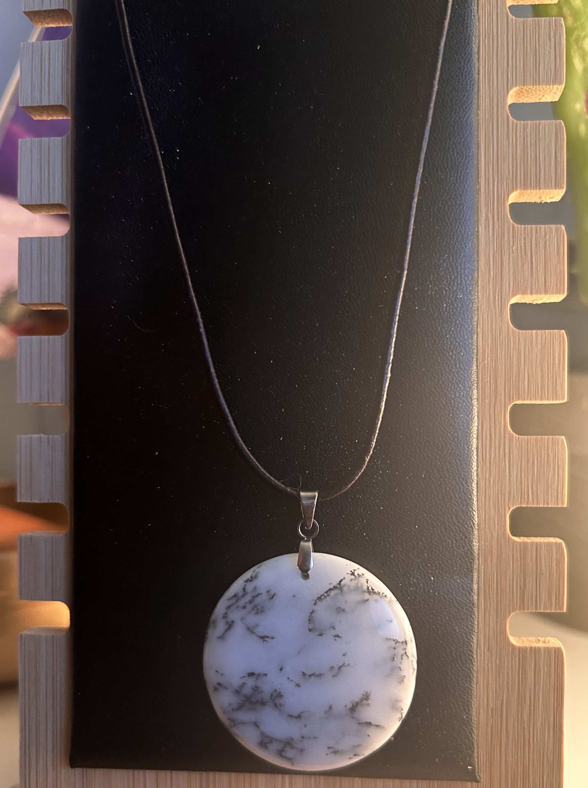 Neckalce necklace with white and black natural stone