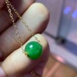 18K gold and green jade sliding pendant