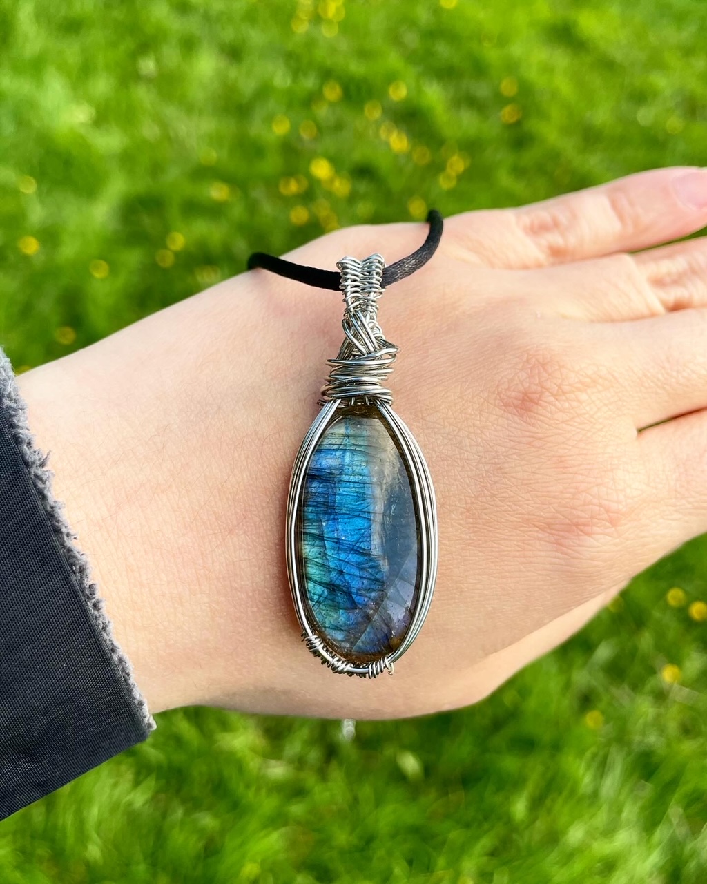 Plain Oval Silver Labradorite Labradorite stone with silver colour copper wire
