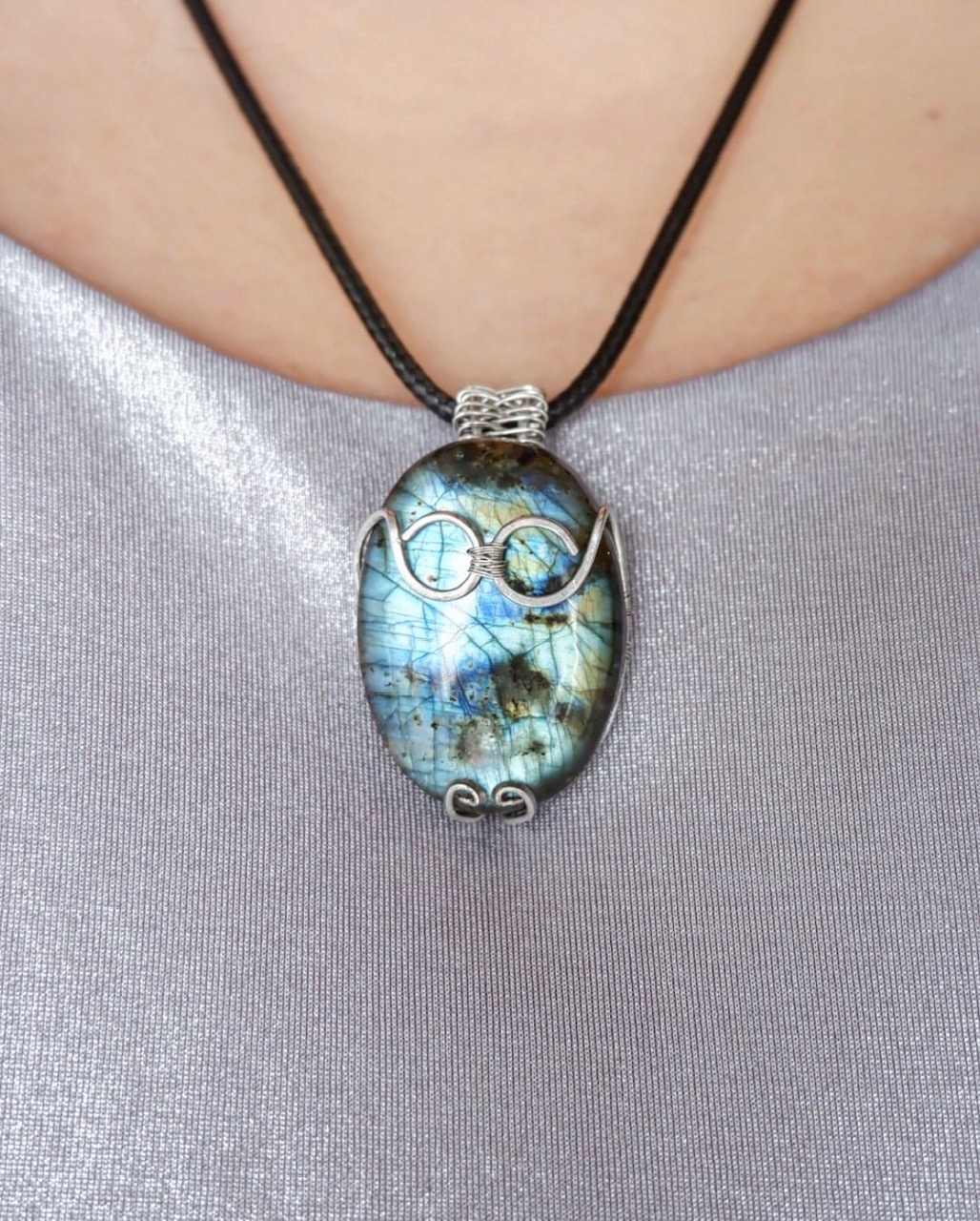 Twist&Glow_1 Labradorite Pendant wrapped with silver colour copper wire